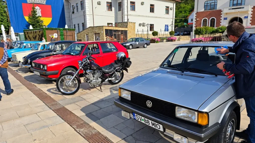 Automobile istorice expuse la Retro Parada Toamnei 2026, pe Platoul Curții Domnești din Piatra-Neamț