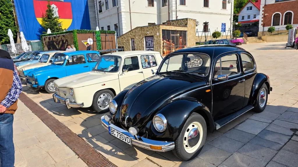 Automobile istorice expuse la Retro Parada Toamnei 2026, pe Platoul Curții Domnești din Piatra-Neamț