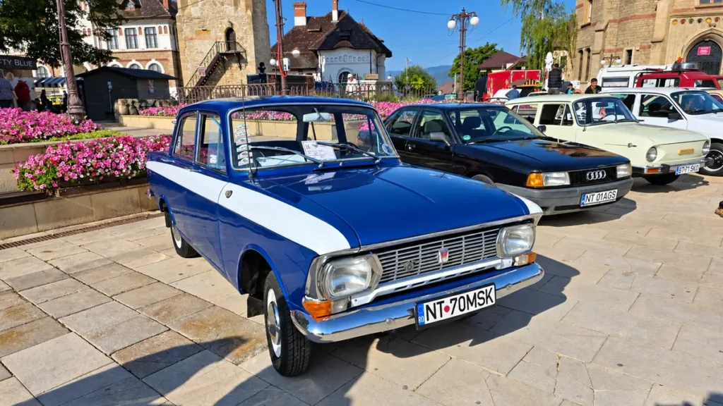 Automobile istorice expuse la Retro Parada Toamnei 2026, pe Platoul Curții Domnești din Piatra-Neamț