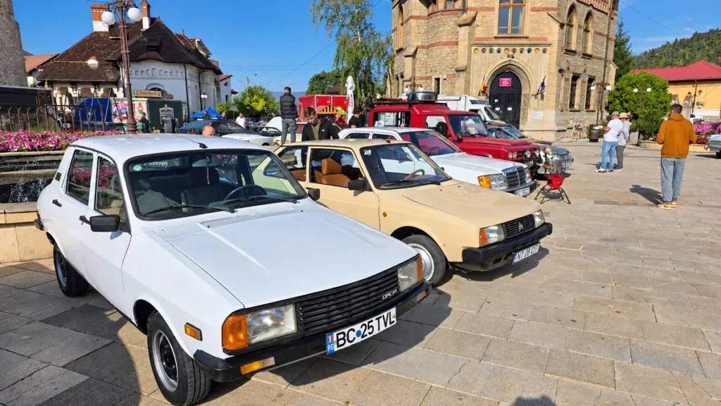 Automobile istorice expuse la Retro Parada Toamnei 2026, pe Platoul Curții Domnești din Piatra-Neamț
