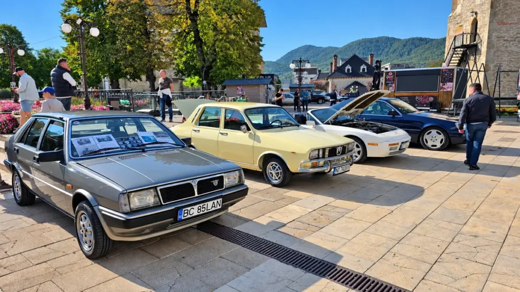 Automobile istorice expuse la Retro Parada Toamnei 2026, pe Platoul Curții Domnești din Piatra-Neamț