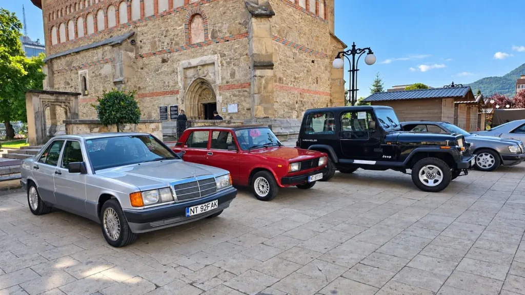 Automobile istorice expuse la Retro Parada Toamnei 2026, pe Platoul Curții Domnești din Piatra-Neamț