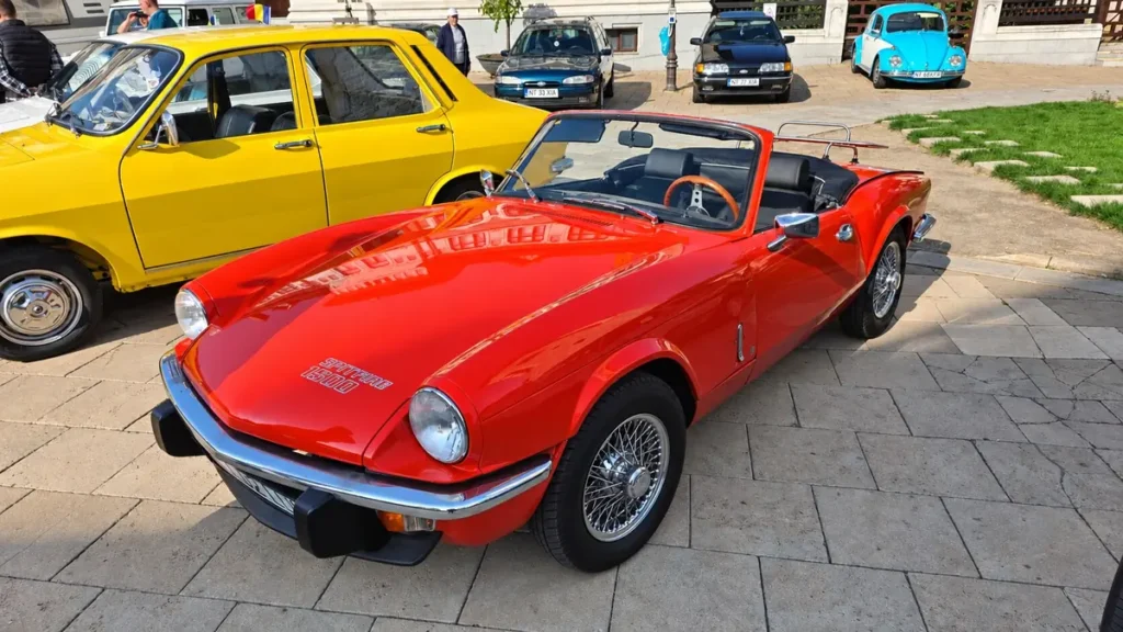Automobile istorice expuse la Retro Parada Toamnei 2026, pe Platoul Curții Domnești din Piatra-Neamț