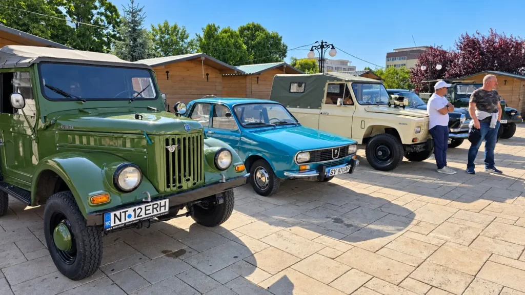 Automobile istorice expuse la Retro Parada Toamnei 2026, pe Platoul Curții Domnești din Piatra-Neamț