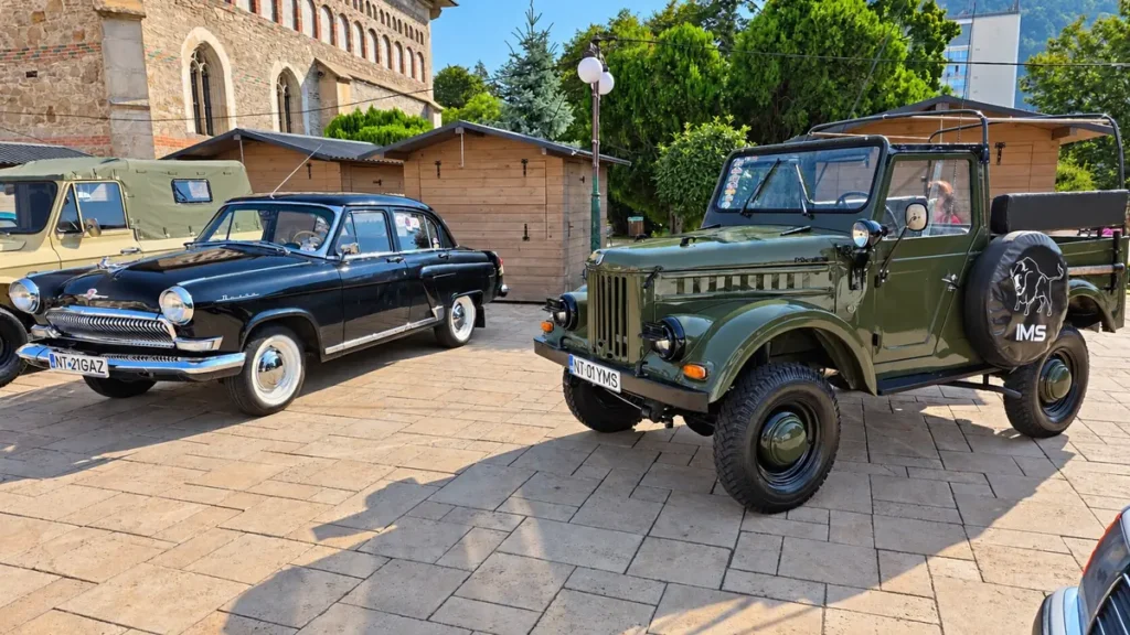 Automobile istorice expuse la Retro Parada Toamnei 2026, pe Platoul Curții Domnești din Piatra-Neamț