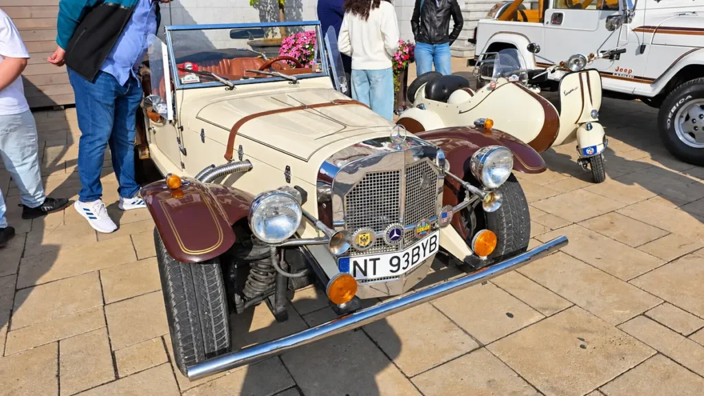 Automobile istorice expuse la Retro Parada Toamnei 2026, pe Platoul Curții Domnești din Piatra-Neamț