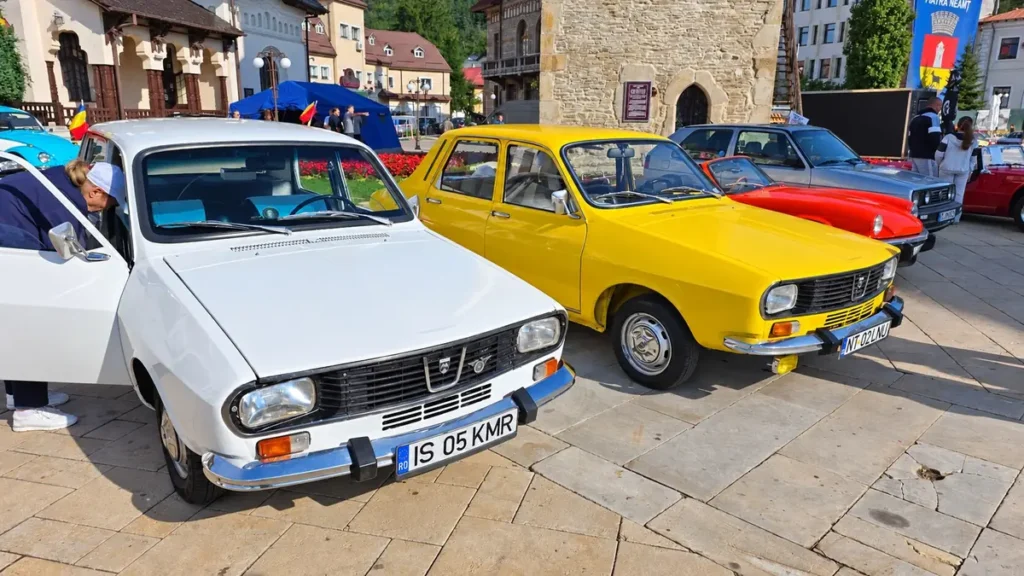 Automobile istorice expuse la Retro Parada Toamnei 2026, pe Platoul Curții Domnești din Piatra-Neamț