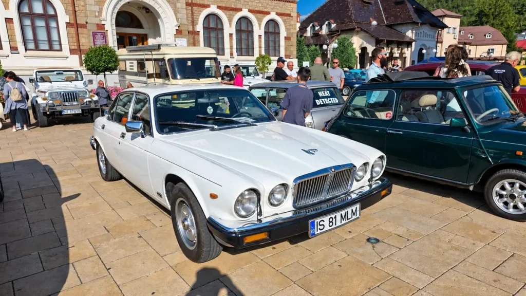 Automobile istorice expuse la Retro Parada Toamnei 2026, pe Platoul Curții Domnești din Piatra-Neamț