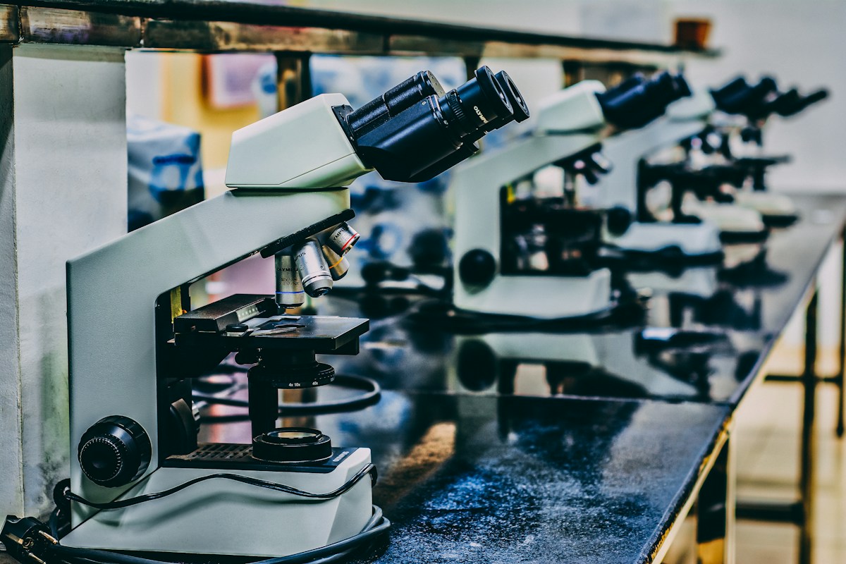 Microscop într-un laborator de cercetare – imagine ilustrativă