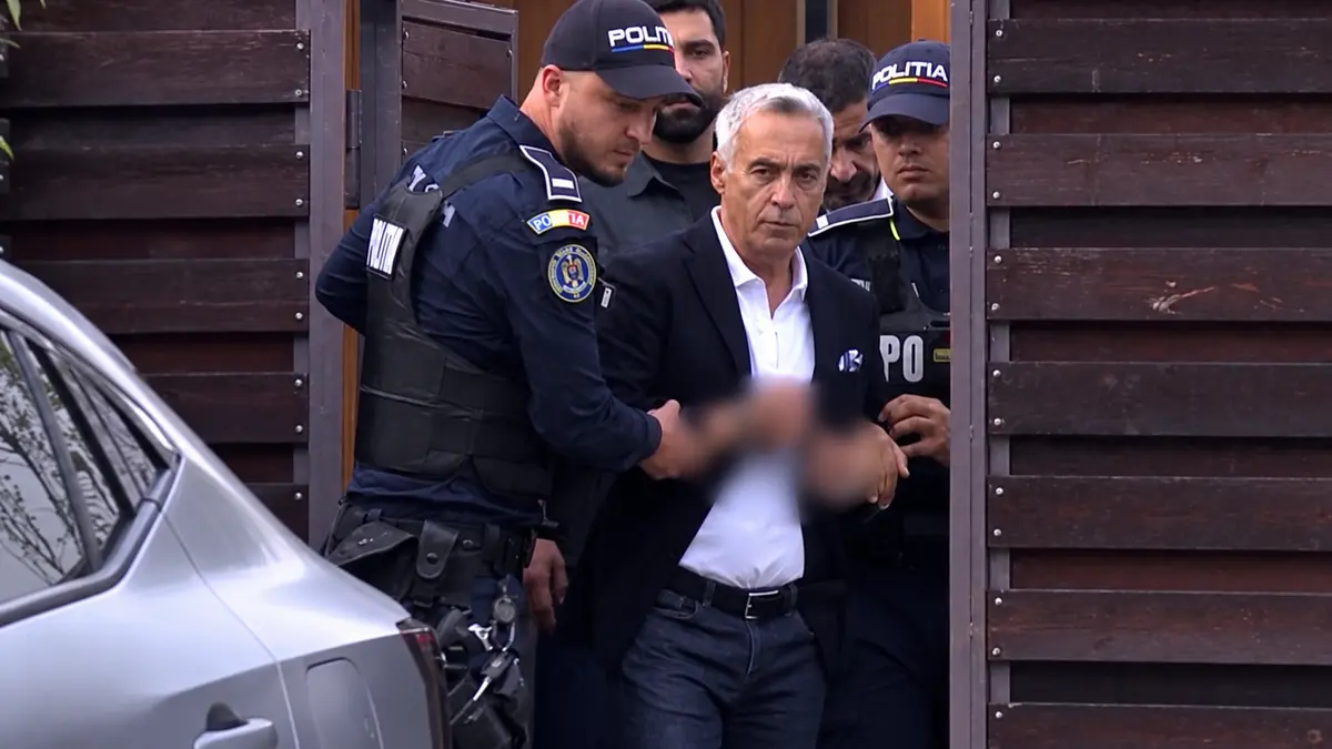 Călin Georgescu, însoțit de polițiști