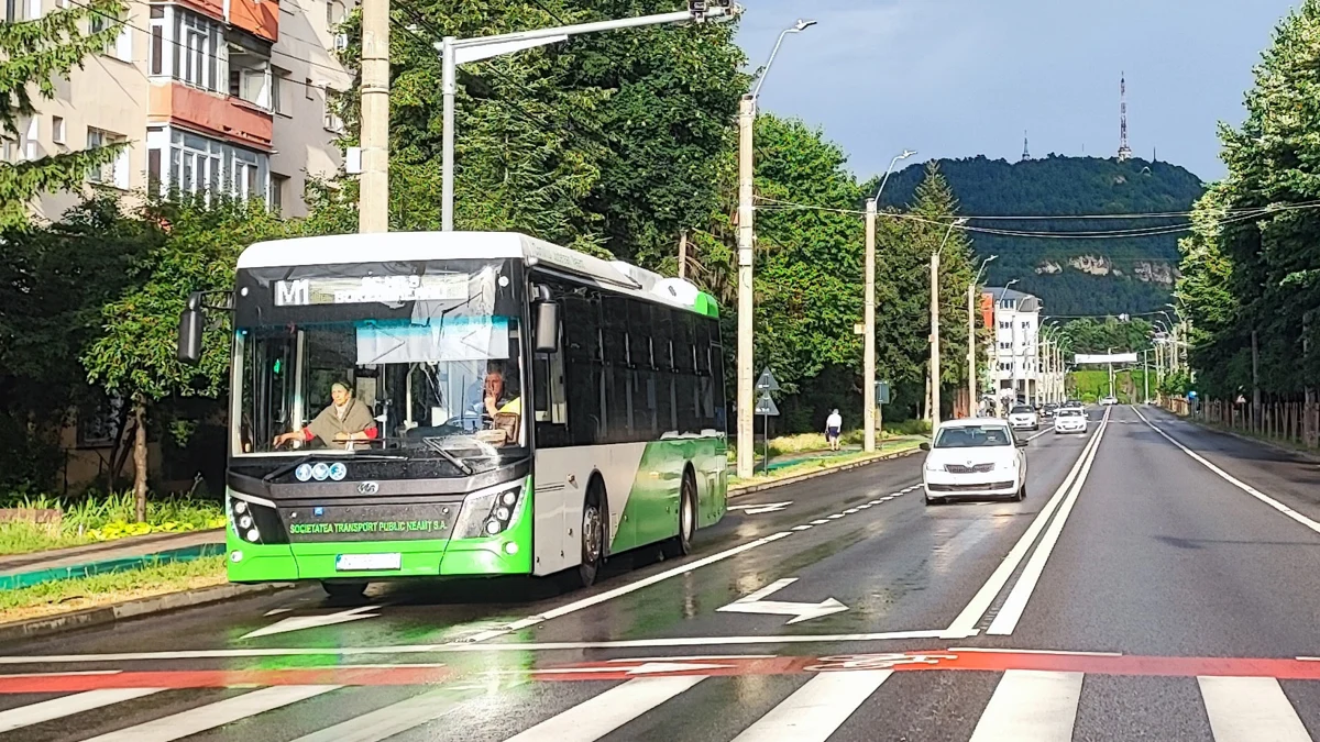 Autobuz al Societății Transport Public Neamț pe o stradă din Piatra-Neamț