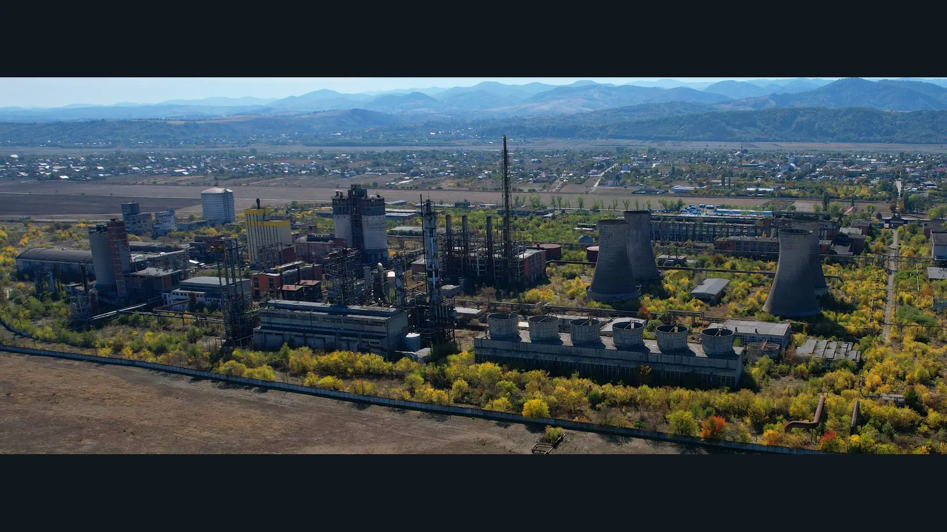 Vedere panoramică asupra instalațiilor industriale de la Săvinești, județul Neamț