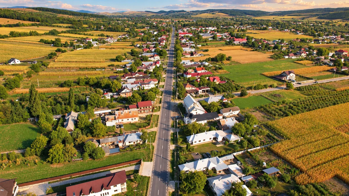 Vedere aeriană asupra comunei Bodești, cu drumul principal, locuințe și terenuri agricole.