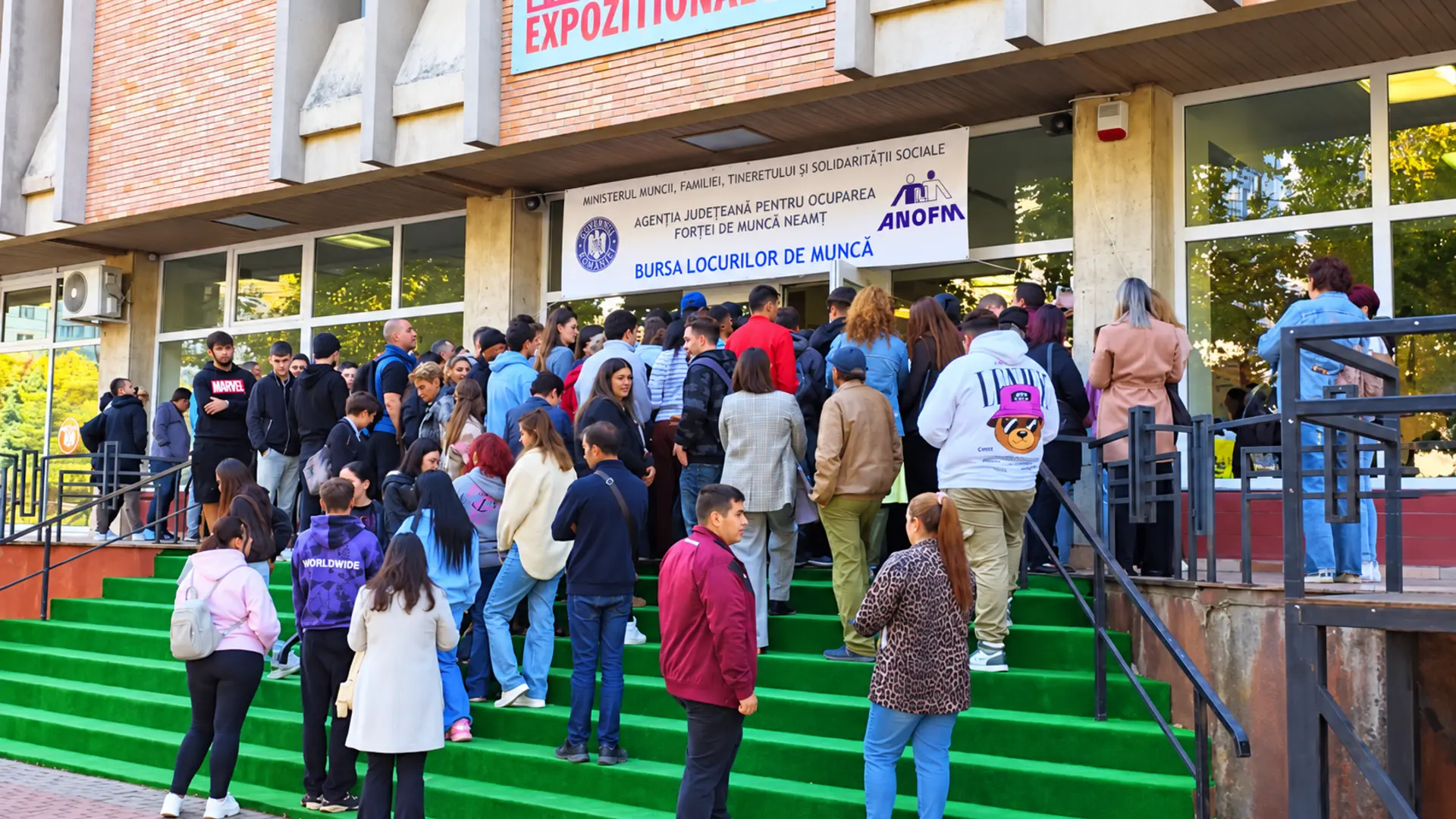 Participanți pe treptele Pavilionului Expozițional Municipal la Bursa Locurilor de Muncă din Piatra-Neamț, 9 octombrie 2026