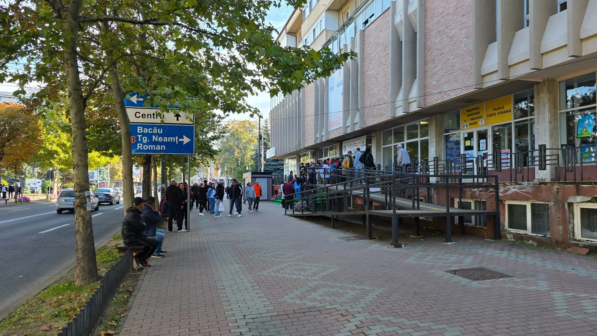Persoane adunate la intrarea în Pavilionul Expozițional Municipal din Piatra-Neamț, 9 octombrie 2026