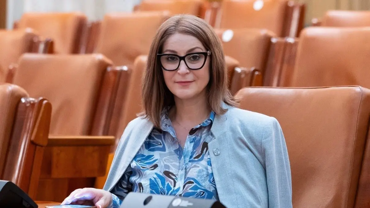 Dumitrina Mitrea, deputată AUR de Neamț, în sacou albastru, în sala de plen
