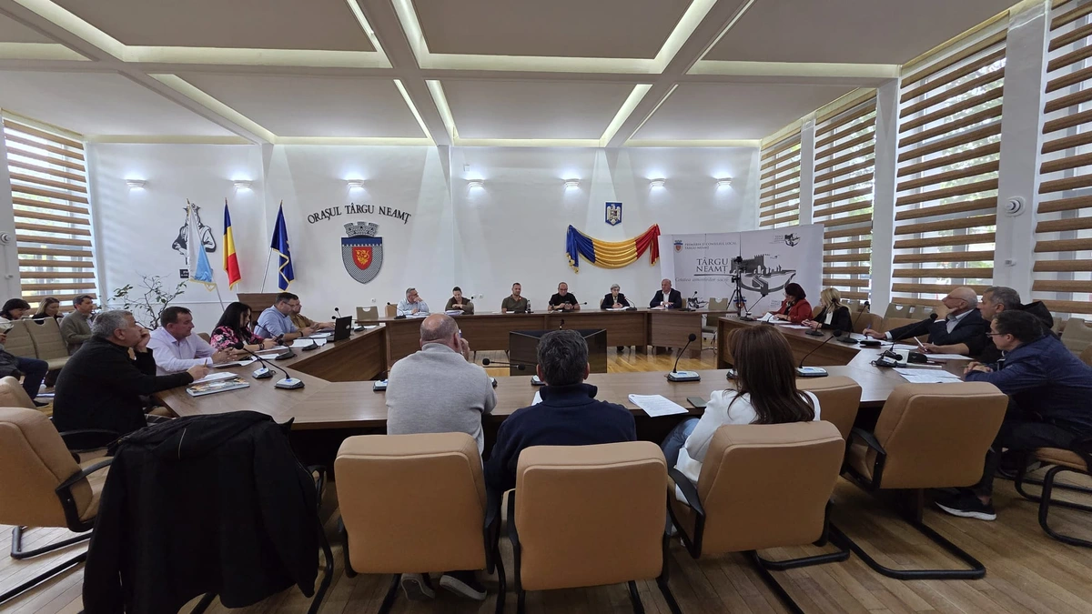 Ședința Consiliului Local Târgu-Neamț, cu participanții așezați în sala de consiliu.