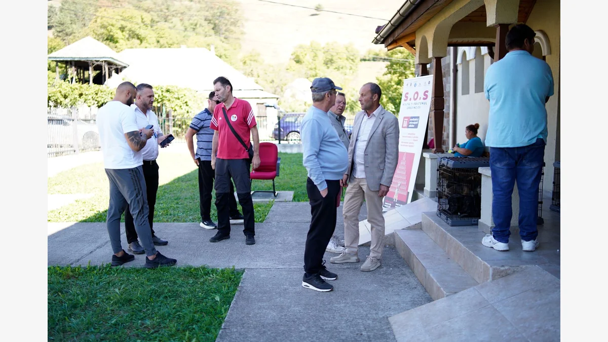 Participanți și organizatori în fața Căminului Cultural Pângărați-Castel